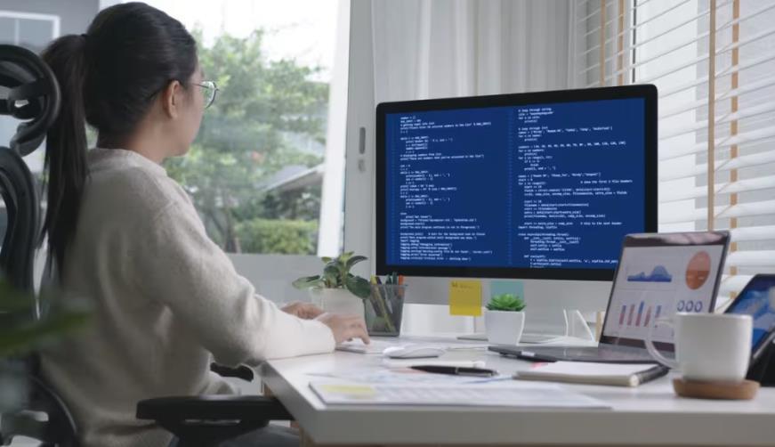 友好区软件开发公司实战建议:网站赋能,为何必须接入支持机器人?